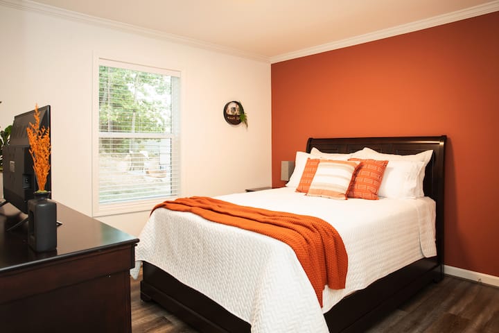 Соба 3 „Портокалова соба“ нуди брачен кревет (широк 150-179 см) и паметен телевизор.