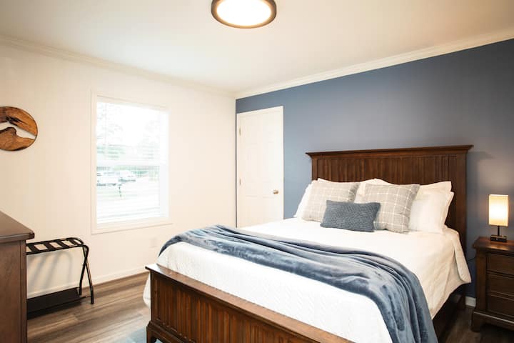 Спална соба 2, „Сината соба“ нуди брачен кревет (широк 150-179 см) и паметен телевизор.