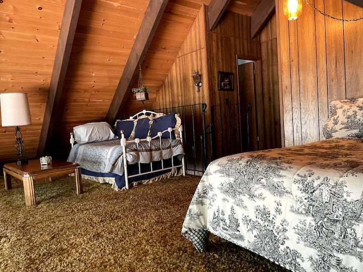 シングルベッド2台付きのロフト。