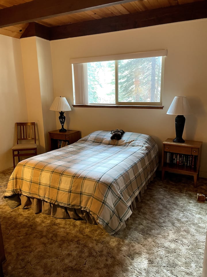 ダブルベッドの2階下寝室