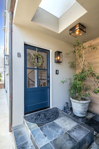 Prime Manhattan Beach just steps to beach! gallery image 3