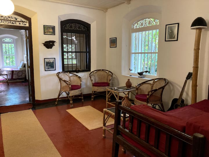 Დღის ოთახი/მისაღები ოთახი, შესასვლელი წინა ვერანდიდან.