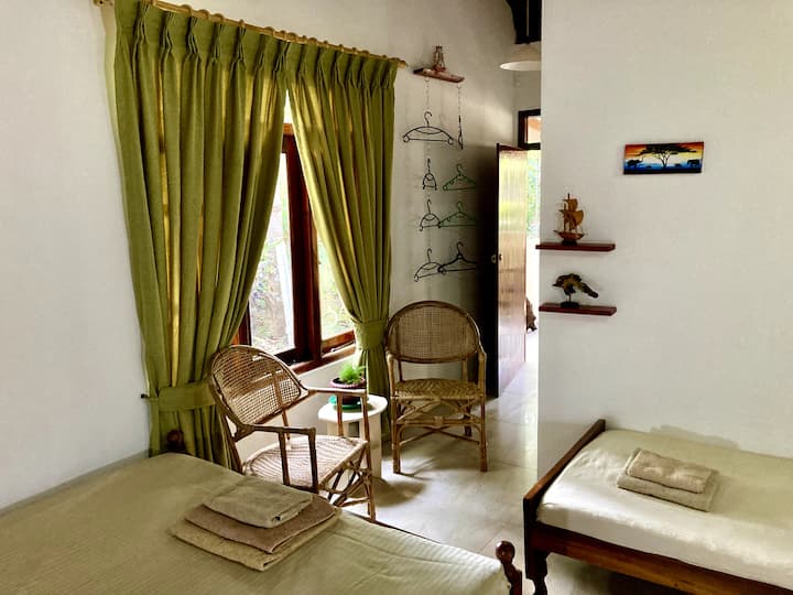 Სამადგილიანი საძინებელი 1 ფლიგელით და უკანა ტერასაზე გასასვლელით.