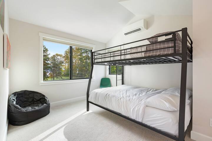 Spacious & Bright ~ Water View gallery image 5