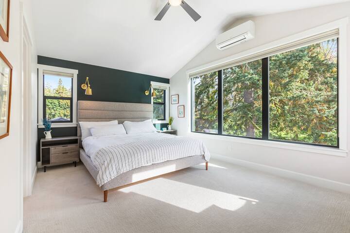 Spacious & Bright ~ Water View gallery image 3