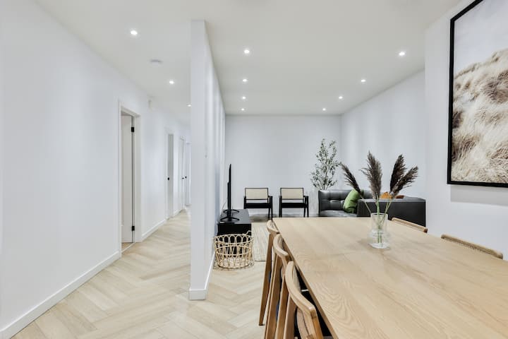 Monthly Stay + 2 Parkings Near Downtown - Montreal