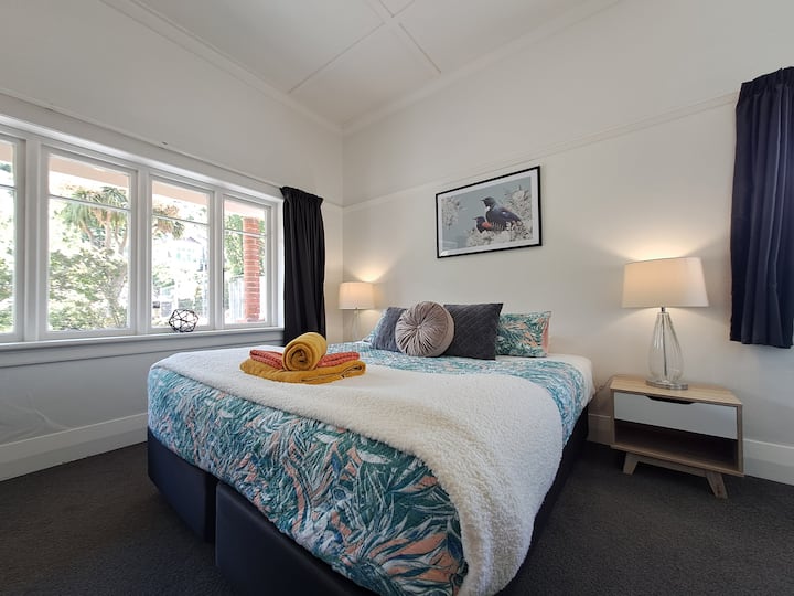 Dvosobna jedinica. Bračni krevet (širine 180-179 cm).