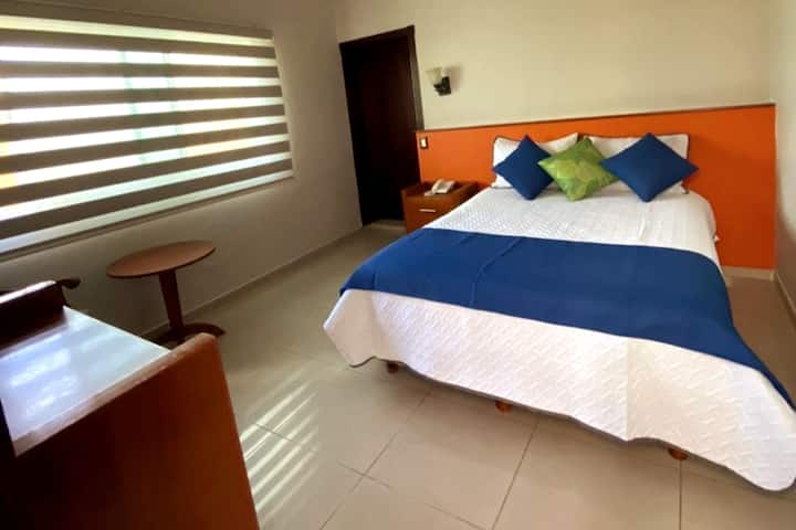 Cama Queen para 2 Adultos, en la fotografía del lado izquierdo acceso a 1 baño completo con Jacuzzi.