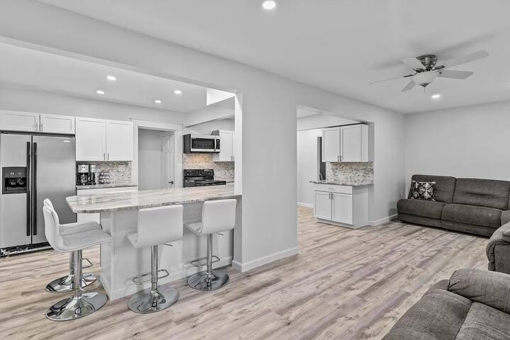 5 bed Beach house Pool & HotTub gallery image 3