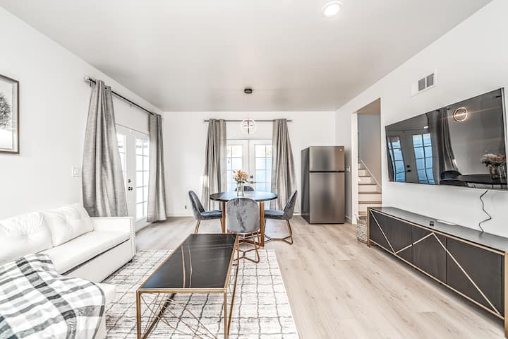 მთელ სახლში მხოლოდ ერთი ტელევიზორია 