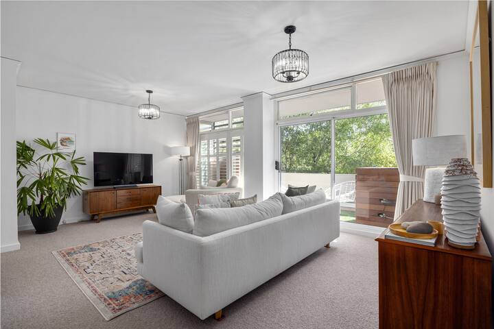 City’s Edge Urban Escape-Your Tranquil Retreat gallery image 2