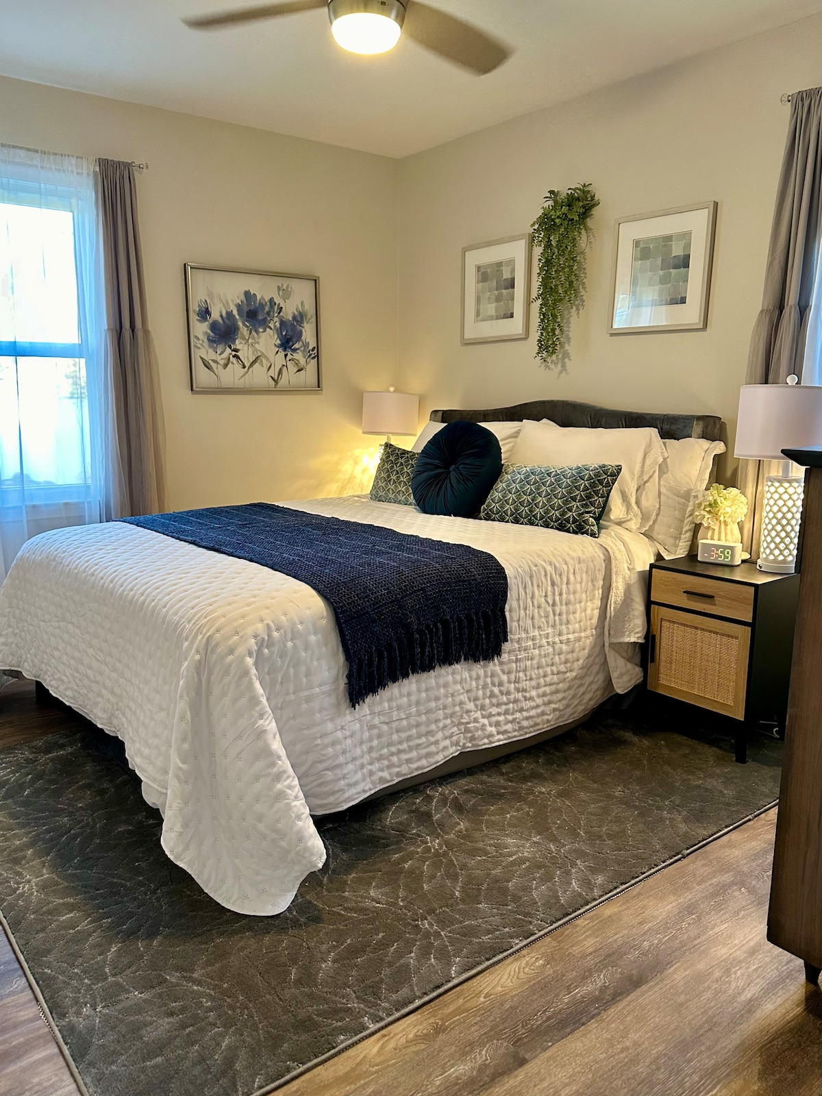 Dormitorio queen con ropa de cama muy bien equipada y TV inteligente.