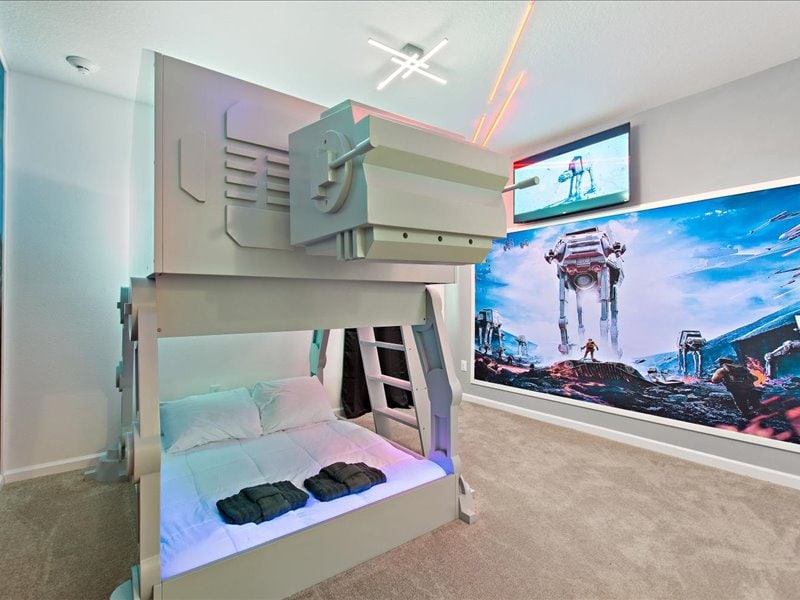 8号卧室： （二楼）、星球大战套房、2张双人床和套内卫生间。