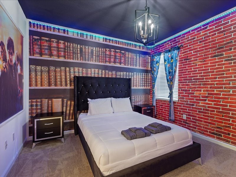 12号卧室： （二楼）、哈利·波特套房、标准双人床和套内卫生间。