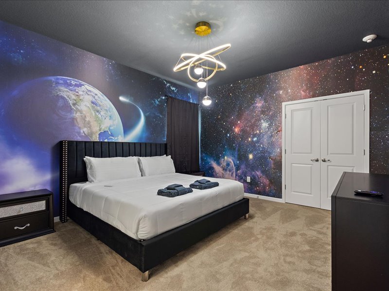 卧室# 4 ， （主楼层）空间套房，附带卫生间的加大双人床。