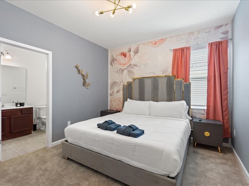 13号卧室： （二楼）、灰色和粉红色套房、带套内卫生间的加大双人床。