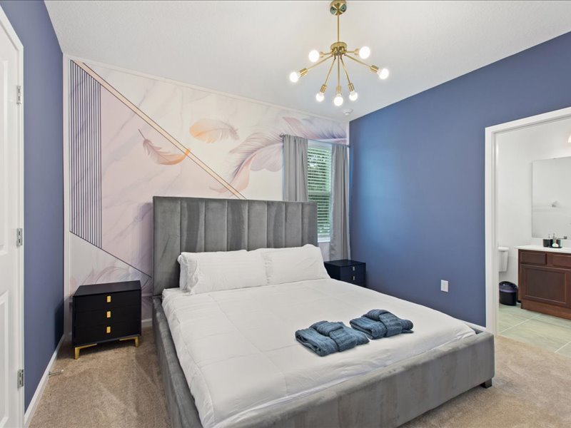 11号卧室： （二楼）、紫色和粉色套房、带套内卫生间的加大双人床。