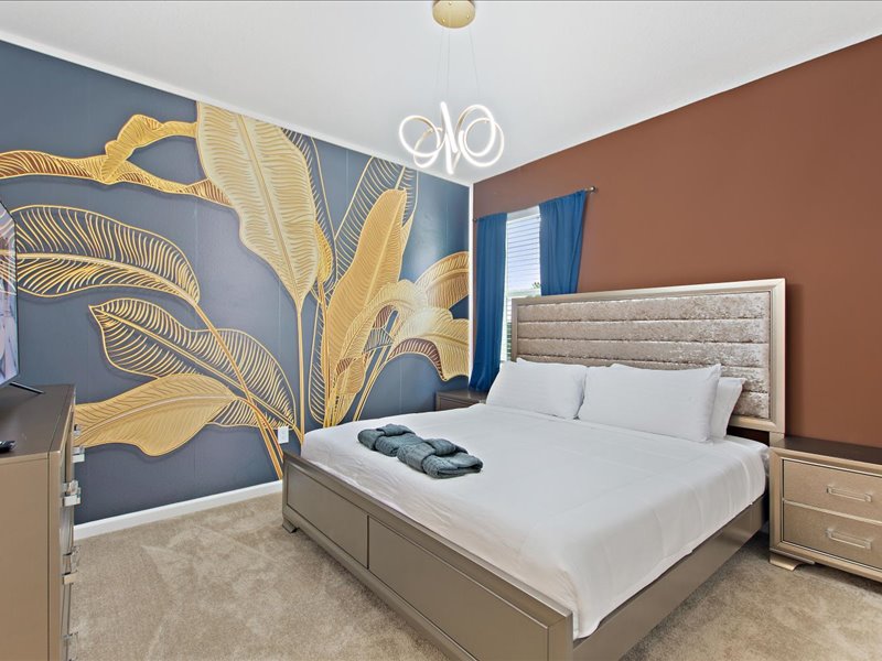 10号卧室： （二楼）、金色和棕色套房、带套内卫生间的加大双人床。