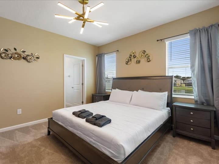 Dhoma e gjumit #6: (kati i dytë), suita ngjyrë bezhë dhe kafe, krevat dopio "king" me banjë ngjitur.
