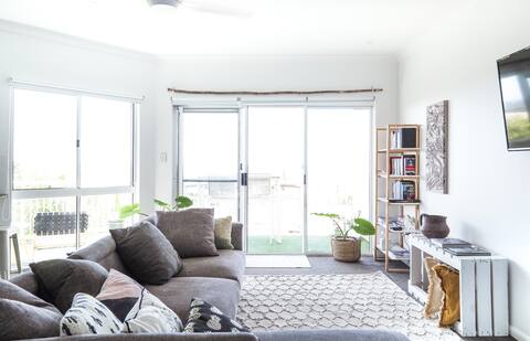 Top Airbnb: 2 Bed 2 Bath, Panoramic ocean view on Alex Hill in Alexandra Headland