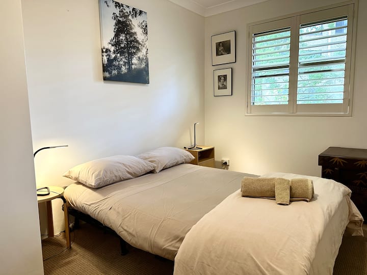 מובטח שינה נהדרת על מיטת הפוטון הכפולה היפה הזו.

מאוורר תקרה כדי להשלים את תריסי המטעים המאווררים.

יש הרבה מקום אחסון ותלייה לשהיות ארוכות יותר.