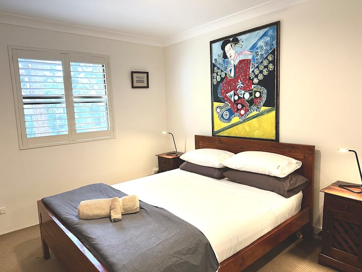 מיטת קווין עם מזרן קפיצי נוח ומוצק. תאורה חמה ונעימה לקריאה לפני השינה.

מאוורר תקרה כדי לשמור על האוויר זז לשינה נינוחה.

מלתחה גדולה אם אתם רוצים לפרוק את המזוודות לשהיות ארוכות יותר.