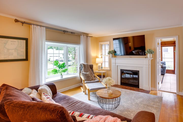 Whimsical Home With Backyard, <1 Mile Lake Harriet - Nickelodeon Universe®, Bloomington
