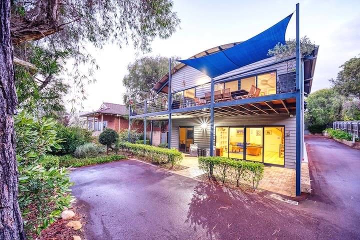 Paradiso: Pet-Friendly Beachside Bliss