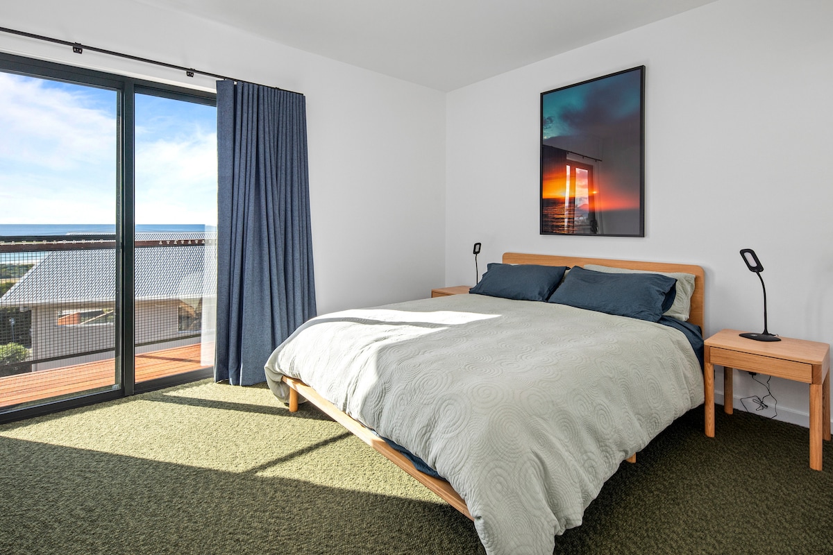 غرفة النوم 1 - سرير بحجم كوين - إمكانية الوصول إلى السطح