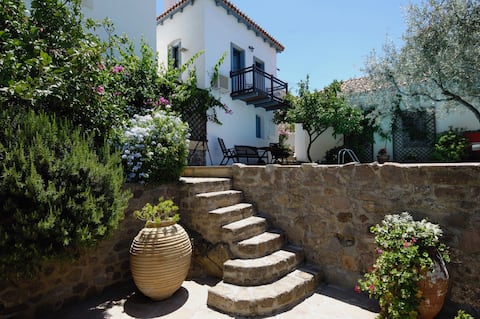 Anemone House, garden pool view, free pick up