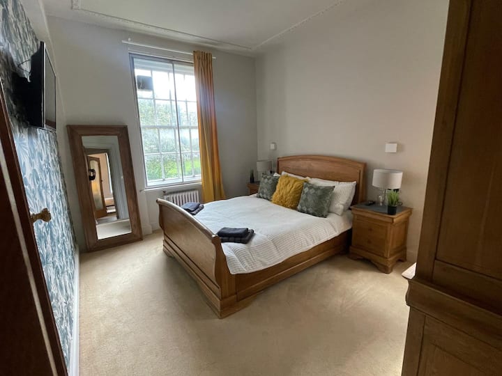 Luxurious 2 Double Bed Flat in Birmingham Sleeps 6 Apartments for