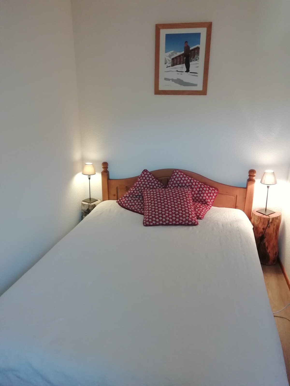 Planta baja: dormitorio 1 cama doble + armario, orientado al sur/suroeste