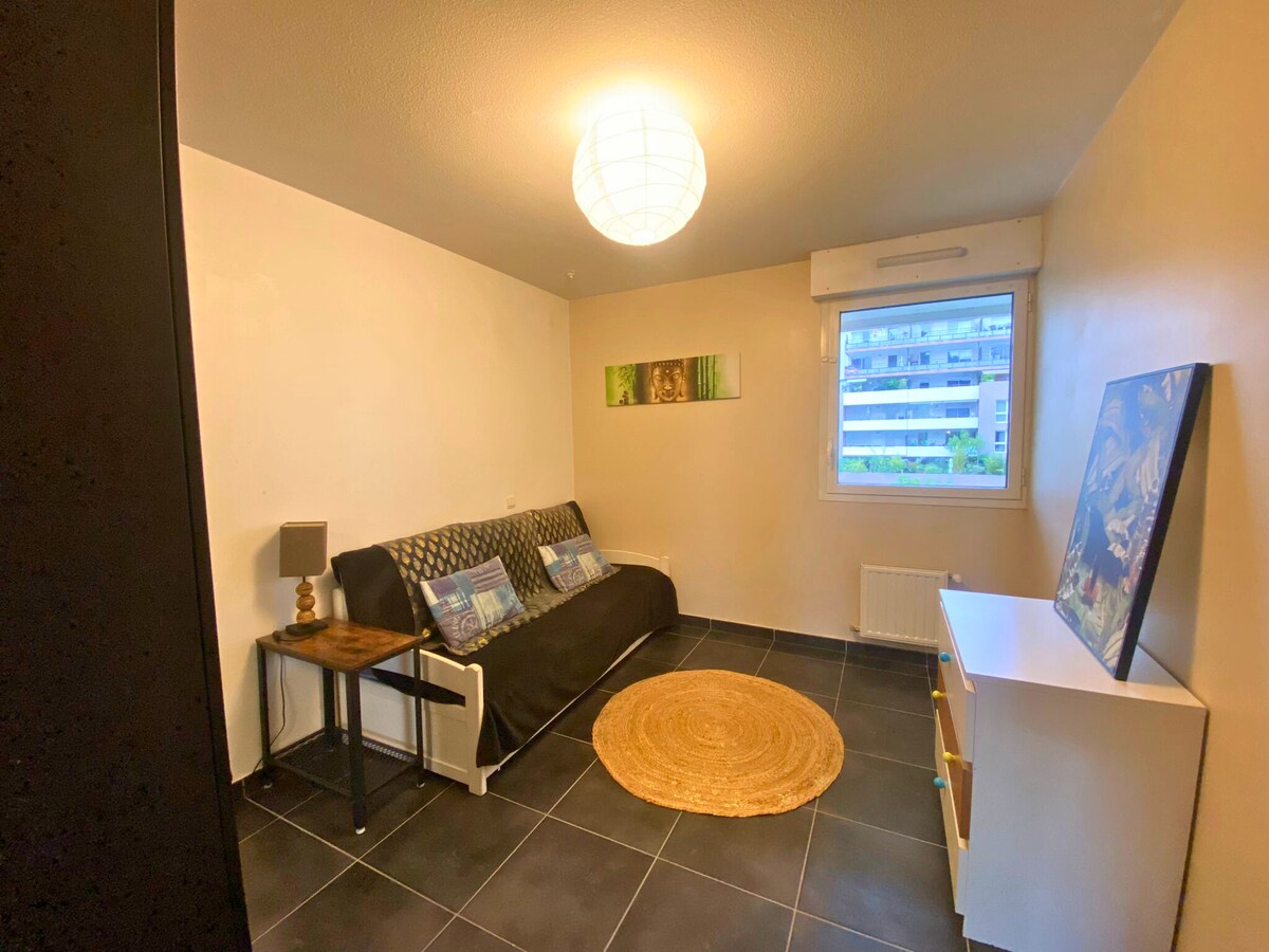 חדר שינה גדול עם ספה נפתחת ומחסן לשידה 