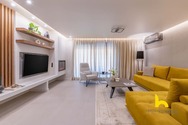 Majestic Acropolis View w/ Large Patio & Parking.