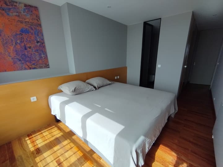 Chambre n°2 au 1° étage : lit 180x200cm, dressing, salle de bain privative, vue mer