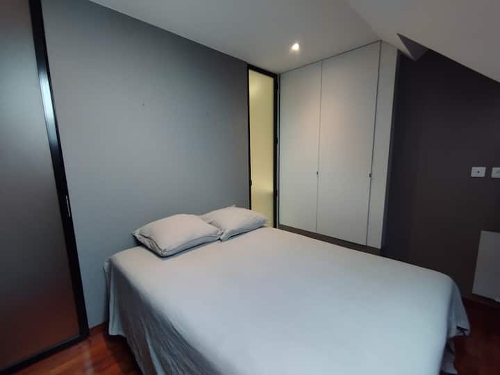 Chambre n°5 au 2° étage : lit 140x190cm, salle d'eau privative et WC