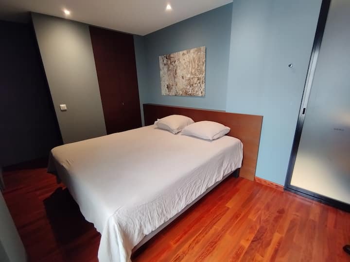 Chambre n°3 au 1° étage : lit 180x200cm, dressing, salle d'eau privative et WC