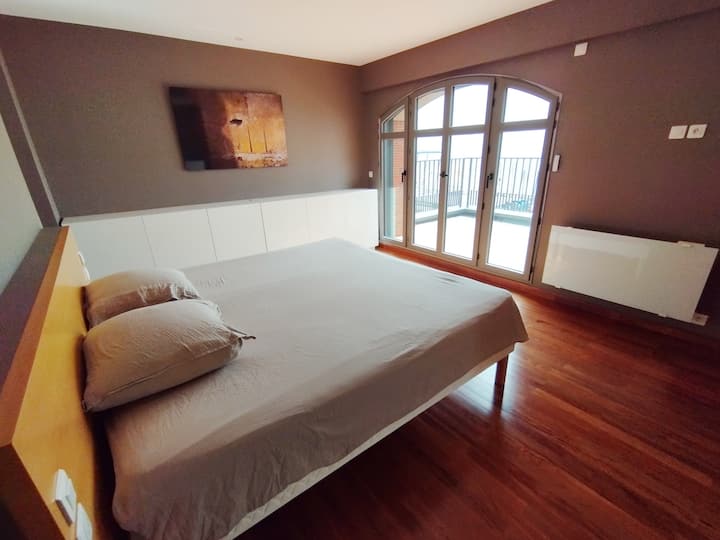 Chambre n°1 au 1° étage : lit 200x200cm, dressing, salle de bain privative, vue mer