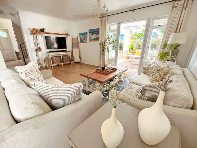 Sunny Suburbs Home – Central Location in Cape Town
