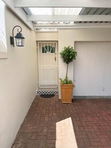 Sunny Suburbs Home – Central Location in Cape Town gallery image 3