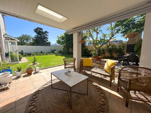 Sunny Suburbs Home – Central Location in Cape Town gallery image 4