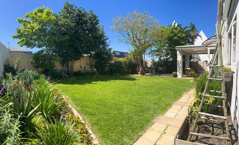 Sunny Suburbs Home – Central Location in Cape Town gallery image 2