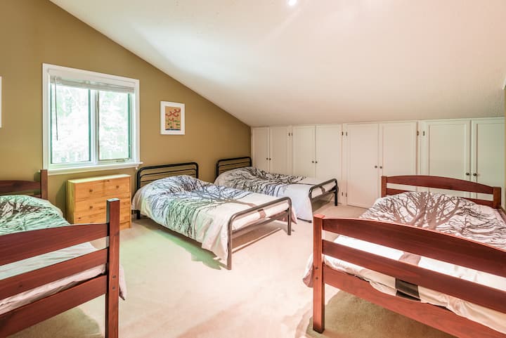 Loft with 4 single beds