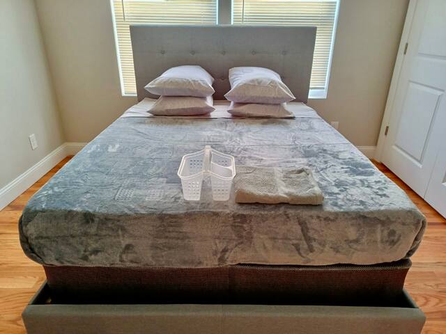 Luxe 2rooms1bath 10 min from EWR gallery image 2