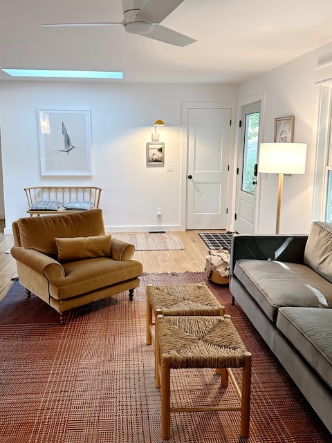 Popular Airbnb listing: OZ Lakehouse Hideaway - lakefront dream! in Lost Bridge Village