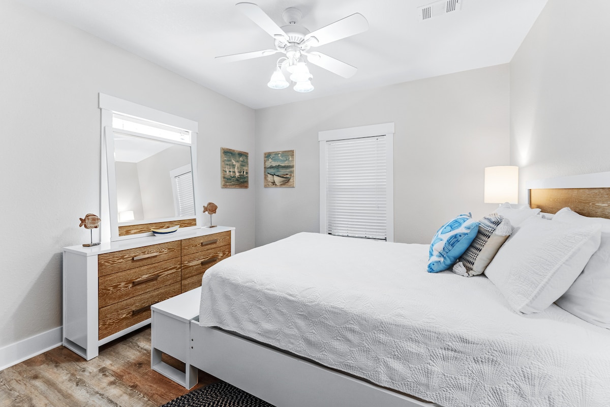 Влезете во нашата светла и пространа петта спална соба, со удобен брачен кревет (широк 150 – 179 см)!