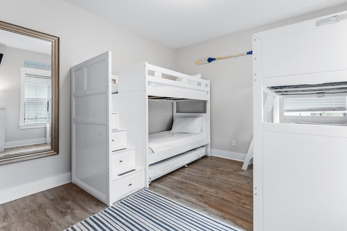 Совршено за групи: ве очекуваат ДВА кревета на два ката.