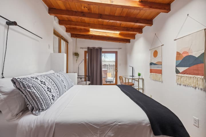 通往私人露台的卧室景观，可供两人用餐。