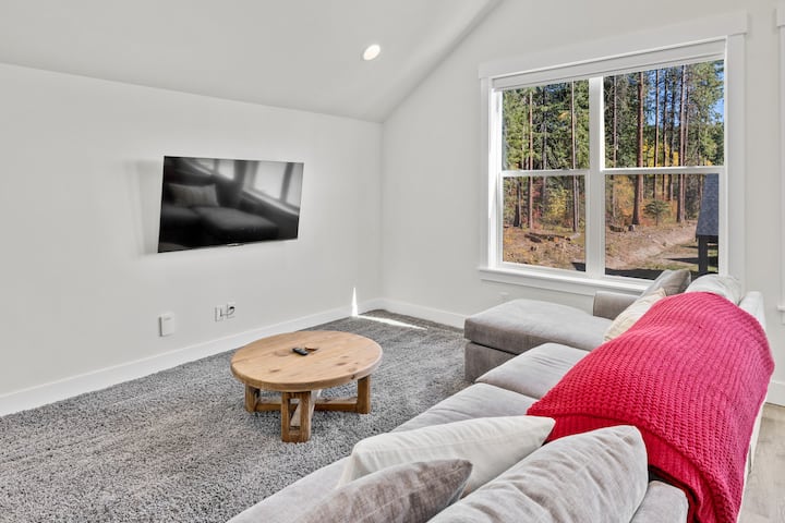 ילדים אוהבים לצפות בסרטים בעצמם בסוויטה הבונוס מעל החניה. 