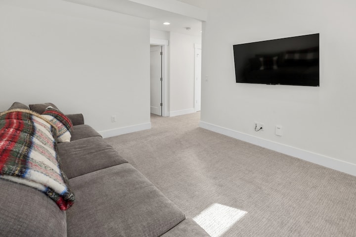 פינת טלוויזיה למעלה, מושלמת לצפייה בסרטים ובספורט. 